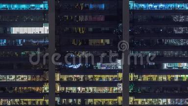 展示<strong>商业活动</strong>的现代摩天大楼正面的办公室窗户
